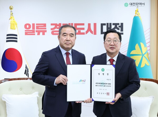 최창우 신임 대전일자리경제진흥원장(좌)이 이장우 대전시장으로부터 임명장을 받고 기념촬영을 하고 있다./사진제공=대전시청