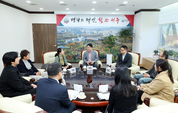 서철모 서구청장이 ‘2025년 중국 무역사절단’에 참여한 기업 대표 및 KOTRA 실무자와 사후 간담회를 갖고 있다./사진제공=대전 서구청