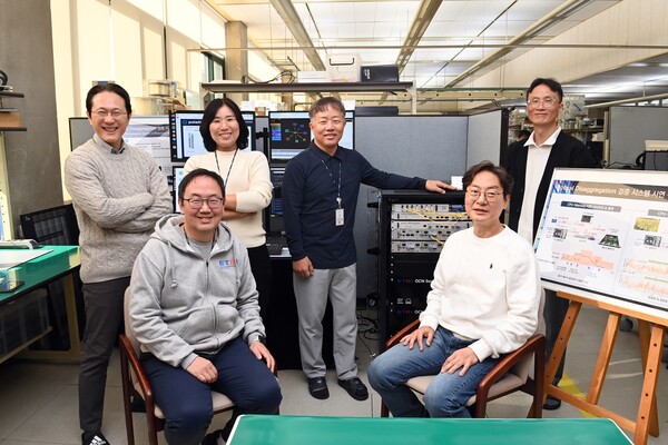광스위치 기반 데이터센터 자원연결 기술을 개발한 ETRI 연구진/사진제공=ETRI