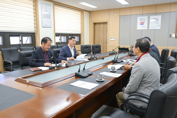 충남사회복지공동모금회와 공주시가 '희망 2026 나눔캠페인 모금행사' 사전 간담회를 진행하고 있다./사진=공주시
