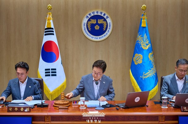 김민석 국무총리는 11일 대통령실에서 열린 국무회의에서 ‘12.3 비상계엄’과 관련한 재판·수사 장기화로 내란극복이 지지부진 하다며 '헌법존중 정부혁신' TF 구성을 제안했다. (사진=대통령실)