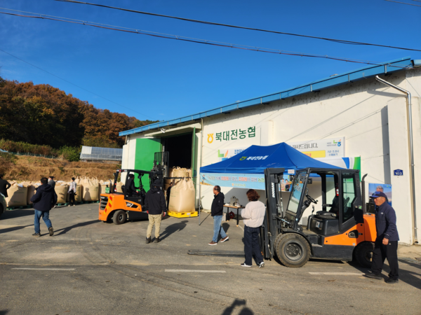 11일 대동창고에서 진행된 ‘2025년산(産) 공공비축미곡 매입’/사진제공=대전 유성구청