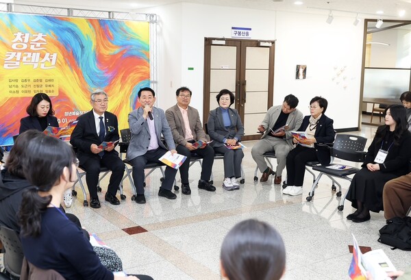 청년 예술가와의 소통형 전시 ‘청춘컬렉션’ 진행 모습/사진제공=대전 서구청