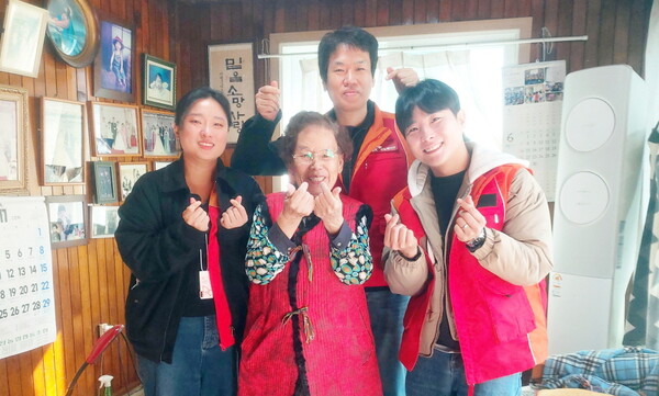 대전시노인복지관의 독거노인 방문 기념촬영 모습/사진제공=대전시사회서비스원