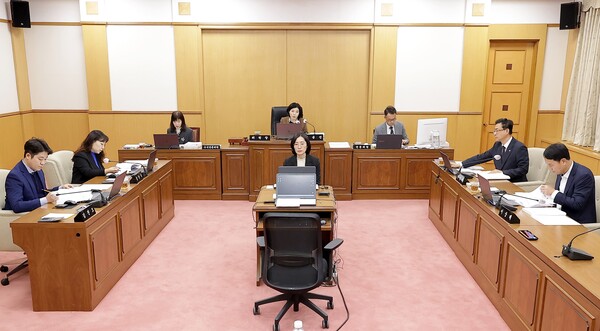 대전시의회 교육위원회가 제291회 제2차 정례회 행정사무감사를 진행하고 있다./사진제공=대전시의회