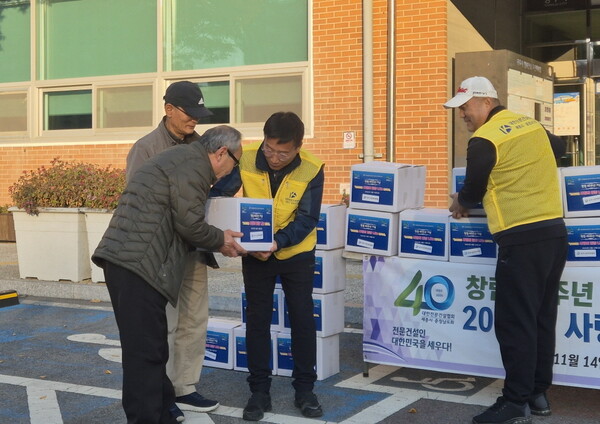 공주시 월송동, 대한전문건설협회 세종시·충청남도회 공주시 운영위원회와 함께 지역사회를 위한 김장 김치 나눔 행사를 진행하는 모습/사진=공주시 월송동
