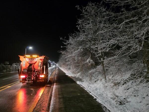 지난 겨울 유성구청 공무원이 주요 도로 제설작업을 실시하고 있다./사진제공=대전시 유성구청