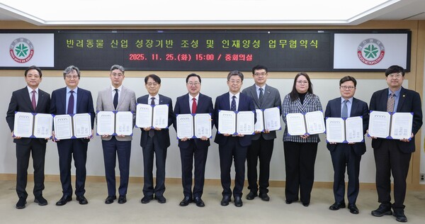 업무협약 체결 기념촬영 모습. 왼쪽부터 정국영 대전도시공사 사장, 채순기 기초과학연구원 부원장, 이효인 대덕과학기술대학교 총장, 손동현 우송정보대학 총장, 이장우 대전시장, 진고환 우송대학교 총장, 이주용 (주)중앙백신연구소 사장, 이정화 대전보건대학교 총장, 김대성 대덕대학교 총장, 김성섭 충남대학교 부총장/사진제공=대전시청