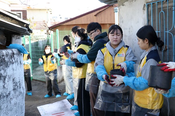연탄나누기 봉사활동 모습/사진제공=우송대