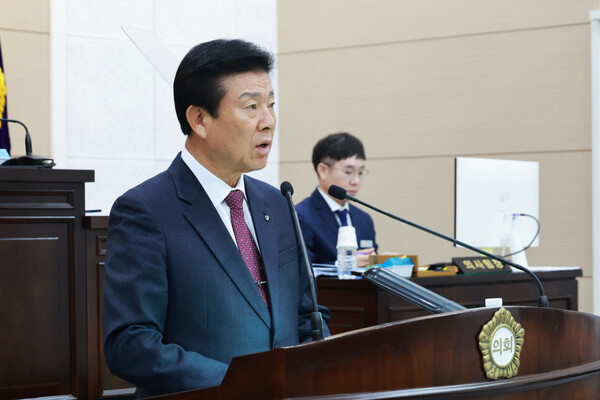 박범인 금산군수가 시정연설을 하는 모습/사진=금산군