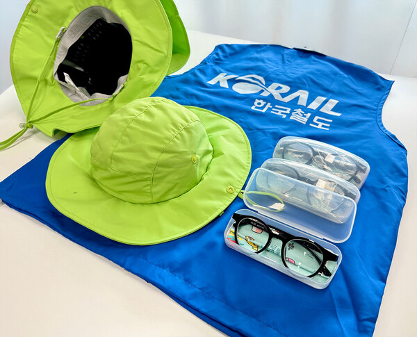 폐안전모 등을 활용해 업사이클링한 작업모와 돋보기안경/사진제공=코레일