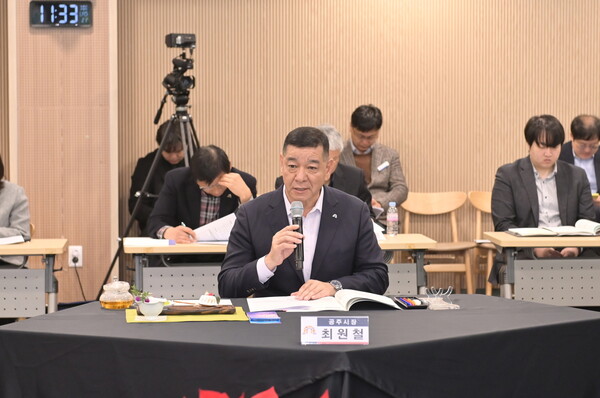 최원철 시장이 시장·군수협의회에서 지방하천 정비사업 과정에서 누락된 사유지에 대한 보상 근거 마련을 공식 건의를 하고 있다./사진=공주시 자치행정과