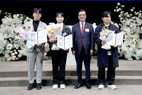 조원휘 의장이 2025 대전·세종·충남 환경인의 밤 행사에서 수상자들과 기념촬영 하고 있다./사진제공=대전시의회