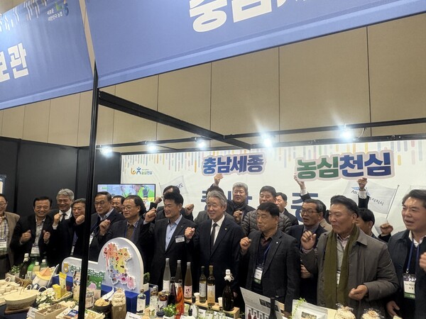 강호동 농협중앙회장과 충남세종지역 지역농축협 조합장들이 경기도 고양시 일산킨텍스에서 열린 ‘K-라이스페스타’에서 충남세종 쌀 가공식품의 경쟁력 강화와 쌀 소비 촉진을 응원하고 있다./사진제공=충남세종농협