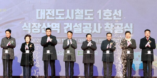 ‘식장산역 건설공사 착공식’ 모습. 왼쪽부터 이상래 대전시의회 민생경제특별위원장, 오관영 동구의회 의장, 정명국 대전시의회 행정자치위원회 위원장, 이광축 대전교통공사 사장, 이장우 대전시장, 박희조 대전 동구청장, 송인석 대전시의회산업건설위원장, 송활섭 대전시의회 지역현안규제혁신특별위원장/사진제공=대전교통공사