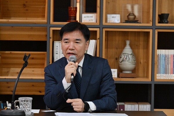 조일교 문화체육관광국장이 충남도립파크골프장 건립 관련 기자간담회를 갖고 있다./사진제공=충남도청