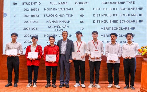 충남대 윤순길 명예교수가 베트남 HUST에 장학금을 쾌척하며 기념촬영을 하고 있다./사진제공=충남대