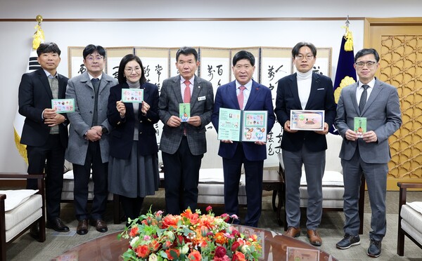 대한결핵협회 대전‧세종‧충남지부 크리스마스 씰 액자 증정식 기념촬영 모습/사진제공=충남도의회