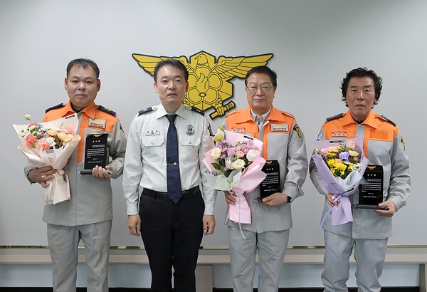 대전소방본부가 퇴임 의용소방대원에 감사패를 전달 후 기념촬영 하고 있다./사진제공=대전시청