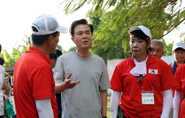 김태흠 충남지사가 라오스 출장 첫 일정으로 자원봉사 현장을 방문하고 있다./사진제공=충남도청