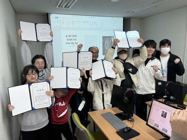 대전대 SW중심대학사업단의 ‘AI·SW 활용 교육 프로그램’ 수료식 기념촬영 모습/사진제공=대전대