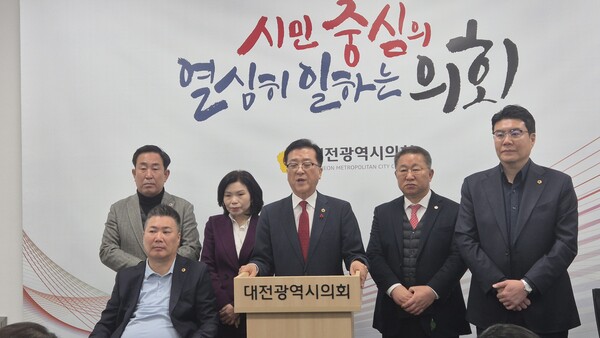 조원휘 의장이 부의장 및 상임위원장 등과 올해 의정 성과 및 2026년 의정 방향에 대해 브리핑 하고 있다./세종TV