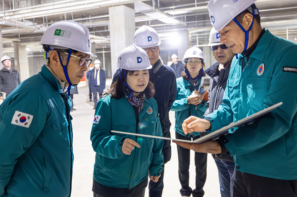 구연희 교육감 권한대행이 복합업무지원센터 공사현장 점검을 하고 있다./사진=세종시 교육시설과