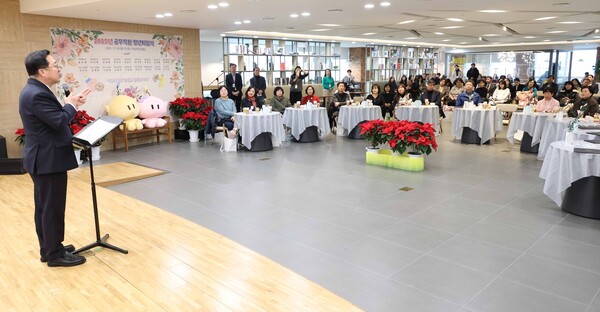 이장우 대전시장이 2025년 공무직원 정년퇴임식에서 응원 메시지를 전달하고 있다./사진제공=대전시청