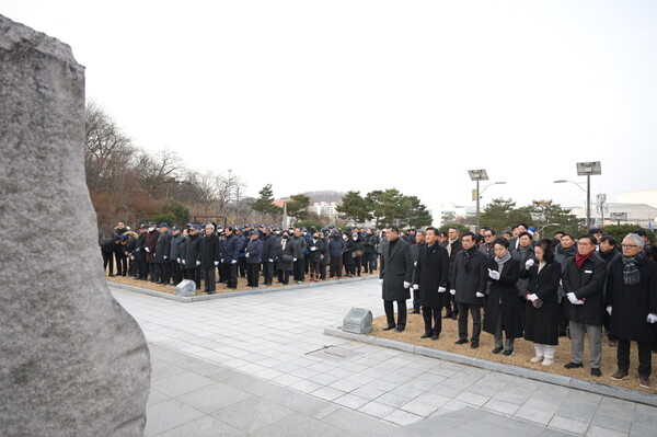 보훈공원 참배 모습/사진=공주시