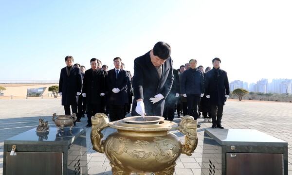 충남도의회가 충혼탑 참배로 병오년을 시작하고 있다./사진제공=충남도의회