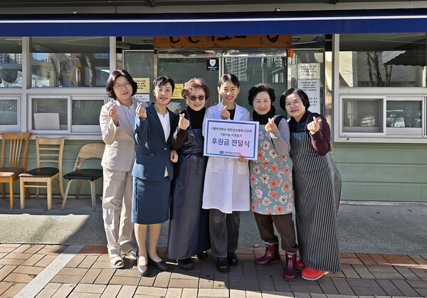대전성모병원 간호부가 지역 무료 급식소에 후원을 전달하며 기념촬영을 하고 있다. 왼쪽에서 두 번째 민승희 간호부장./대전성모병원