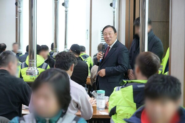 최민호 세종특별자치시장이 12일 연기면의 한 식당에서 시 환경관리원과 운전직 공무원들과의 오찬 자리에서 발언하고 있다. (사진 세종특별자치시 제공)