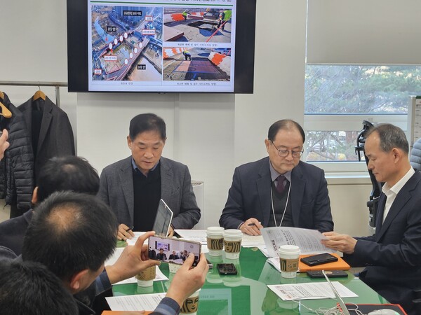 전일홍 대전시 건설관리본부장(좌) 등이 유등교 가설교량 복공판에 대한 품질시험 실시 결과를 밝히고 있다./세종TV=최정현 기자