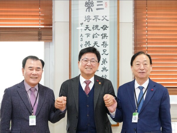 설동호 대전광역시교육감과 김지철 충청남도교육감잉 13일 교육부를 내방해 최교진 교육부 장관과 대전·충남 행정 통합 현황에 관한 토의에 앞서 기념촬영을 하고 있다. 사진 왼쪽부터 김지철 충남교육감, 최교진 교육부장관, 설동호 대전교육감 (사진 충청남도교육청 제공)