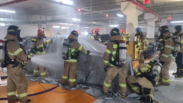 세종소방본부 소방관들이 전기차 화재 대응훈련을 하고 있다. (사진 세종소방본부 제공)