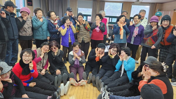 공주시가 운영하는 복지관의 노래가 좋아 프로그램에 참석자들이 참여하고 있다. (사진 공주시청 제공)