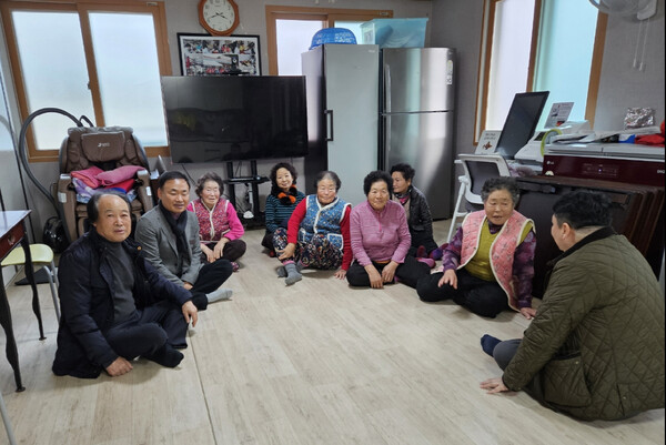 공주시 유구읍 행정지센터 직원들이 관내 경로당을 찾아 어르신들께 새해 인사를 드리고 있다. (사진 공주시 제공)