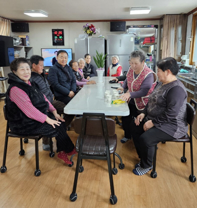 공주시 유구읍 행정복지센터 직원들이 관내 경로당을 찾아 어르신들께 새해 인사를 드리고 있다. (사진 공주시 제공)