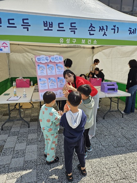 어린이날 행사장에서 어린이들이 ‘뽀드득 뽀드득 손씻기 체험’을 통해 감염병 예방을 위한 건강한 생활습관을 익히고 있다./사진제공=대전 유성구청