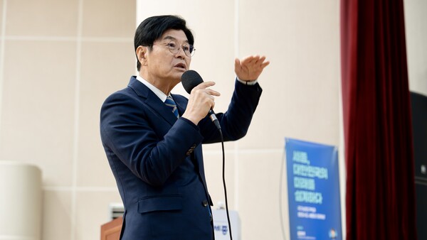 이춘희 전 세종특별자치시장이 16일 아름동복합커뮤니티센터에서 ‘세종, 대한민국 미래를 설계하다’ 라는 주제로 열린 시민 설명회에서 행복도시 발전 구상을 발표하고 있다. (이춘희 전 세종특별자치시장 제공)