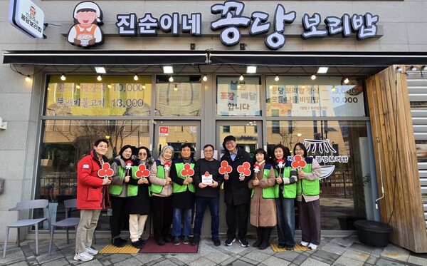 16일 세종특별자치시 새롬동지역사회보장협의체가 새롬동 소재 진순이네 꽁당보리밥 음식점에 착한가게 현판을 전달한 뒤 기념촬영을 하고 있다. (사진 세종특별자치시 제공)