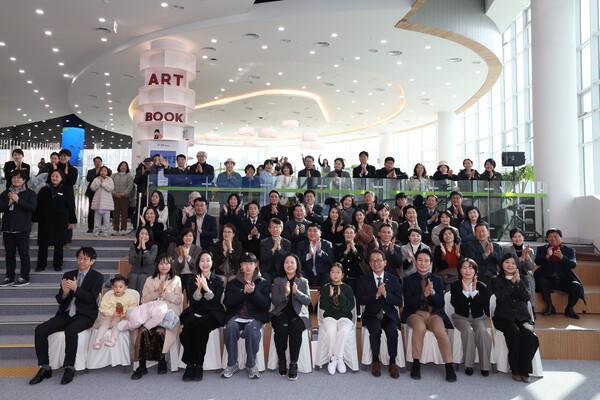 17일 세종특별자치시교육청 평생교육원 일원에서 진행된 ‘이도마루’ 개원식에 참여한 참석자들이 개원식에 임하고 있다. (사진 세종특별자치시교육청 제공)