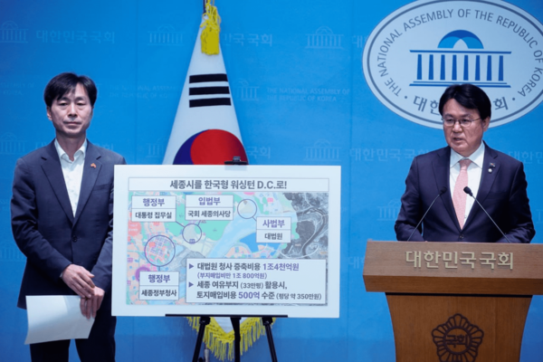 조국혁신당 황운하 국회의원(오른쪽)이 2025년 11월 13일 국회 소통관에서 한창민 사회민주당 대표(국회의원)와 함께 대법원을 행정중심복합도시로 이전하는 내용을 골자로 하는 법원조직법 일부개정법률案의 발의 취지에 관해 설명을 하고 있다. (사진 황운하 국회의원실 제공)