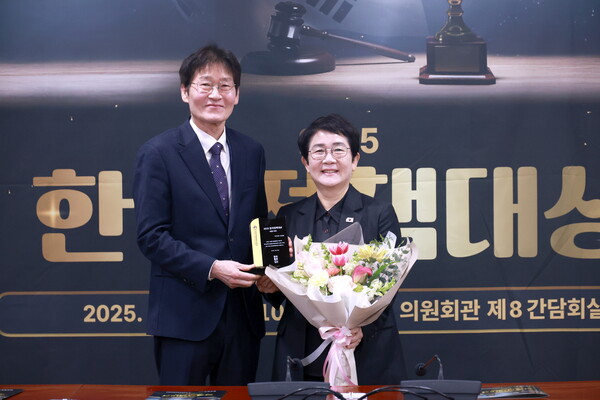 박정현 국회의원이 지난 2025년 12월 18일 한국일보가 선정한 ‘2025 한국정책대상 입법부문 ’의 수상자로 선정돼 상을 받고 있다. (사진 박정현 국회의원실 제공)