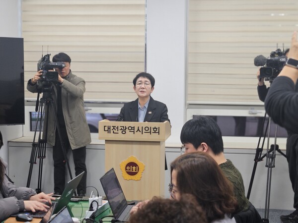 박정현 더불어민주당 대전시당위원장이 기자회견을 하고 있다./세종TV=최정현 기자