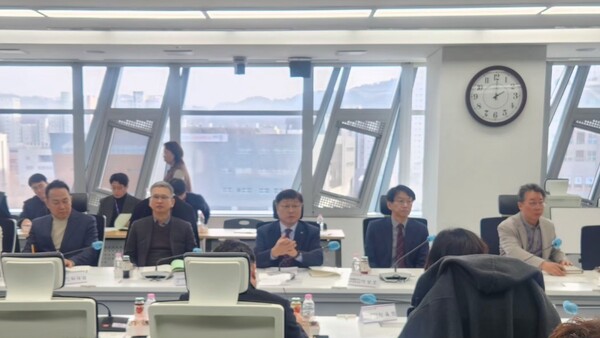 이승원 세종특별자치시 경제부시장이 19일 시청 집현실에서 관내 초·중·고등학교장 등과의 소통간담회를 주관하고 있다. (사진 송지민 기자)