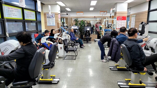 금산군 보건소가 운영하는 재활운동실에서 주민들이 재활운동을 하고 있다. (사진 금산군 제공)