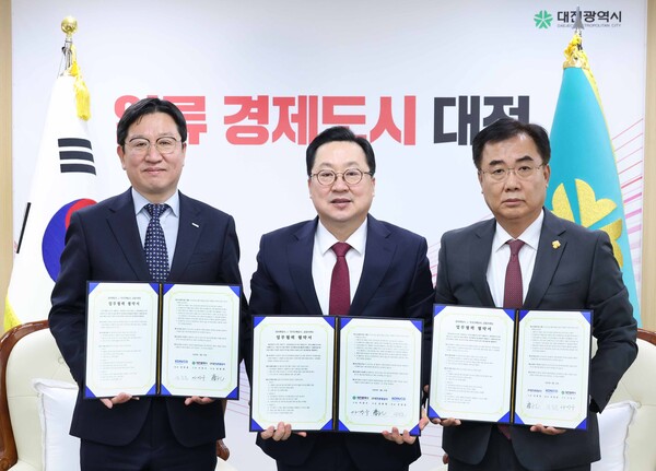 ‘꿈씨패밀리 화폐 굿즈’ 출시 업무협약 체결 기념촬영 모습/사진제공=대전시청