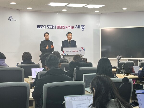 20일 세종특별자치시청 브리핑실에서 실시된 '2026년도 세종특별자치시 도시주택국 주요 업무계획' 브리핑에서 송인호 세종특별자치시 도시주택국장이 기자들의 질의에 답하고 있다. (사진 세종특별자치시 제공)