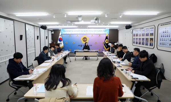 19일 김효숙 세종특별자치시의회 부의장이 관내 고등학생의 통학과 고교학점제 이동수업의 여건 개선을 주제로 주최한 간담회에서 세종특별자치시와 시교육청 관계자들들이 김 부의장과 간담회 의제에 관해 논의하고 있다. (사진 세종특별자치시의회 제공)
